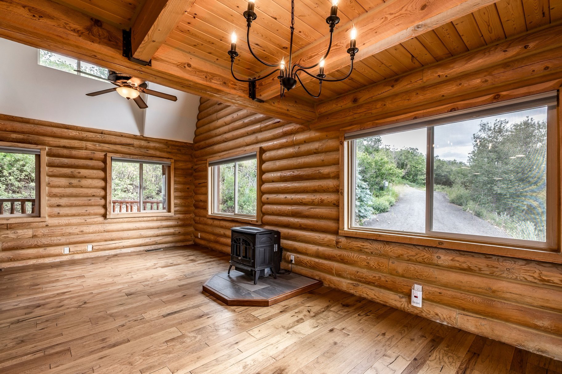  Large Cabin on 1.1 Acres with Scenic Mountain Views - 物件實景
