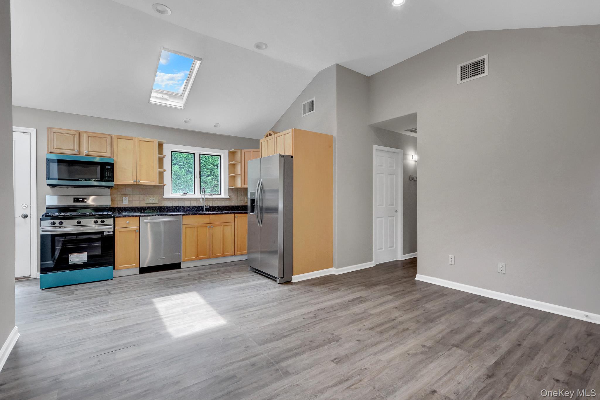  466 W 4th Street, West Islip, NY, 11795 - 物件實景