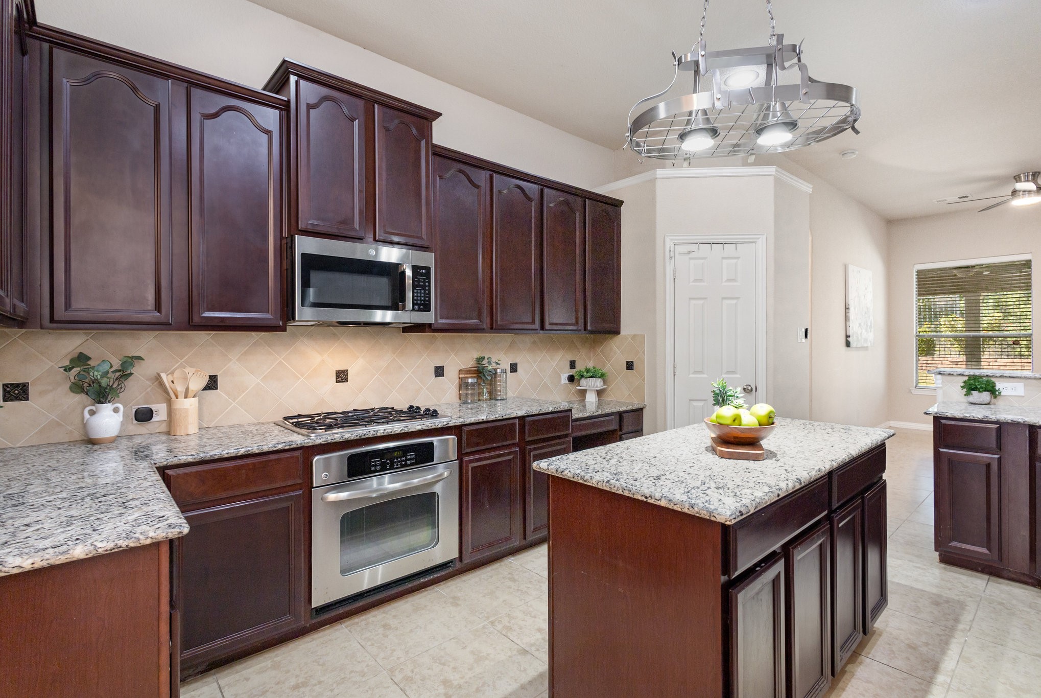 Roanoke, Texas, 76262, United States, 4 Bedrooms Bedrooms, ,3 BathroomsBathrooms,Residential,For Sale,1963102