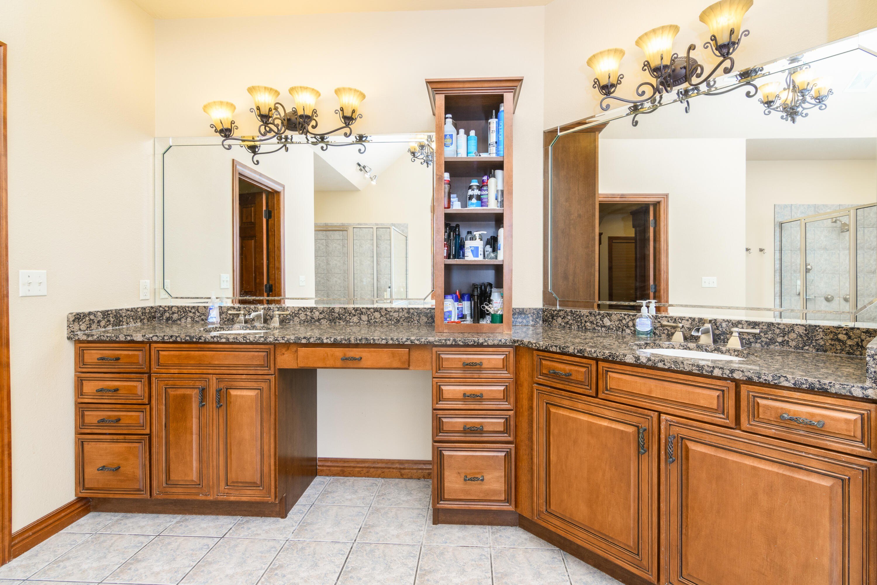 Walnut Shade, Missouri, 65771, United States, 6 Bedrooms Bedrooms, ,5 BathroomsBathrooms,Residential,For Sale,1975828