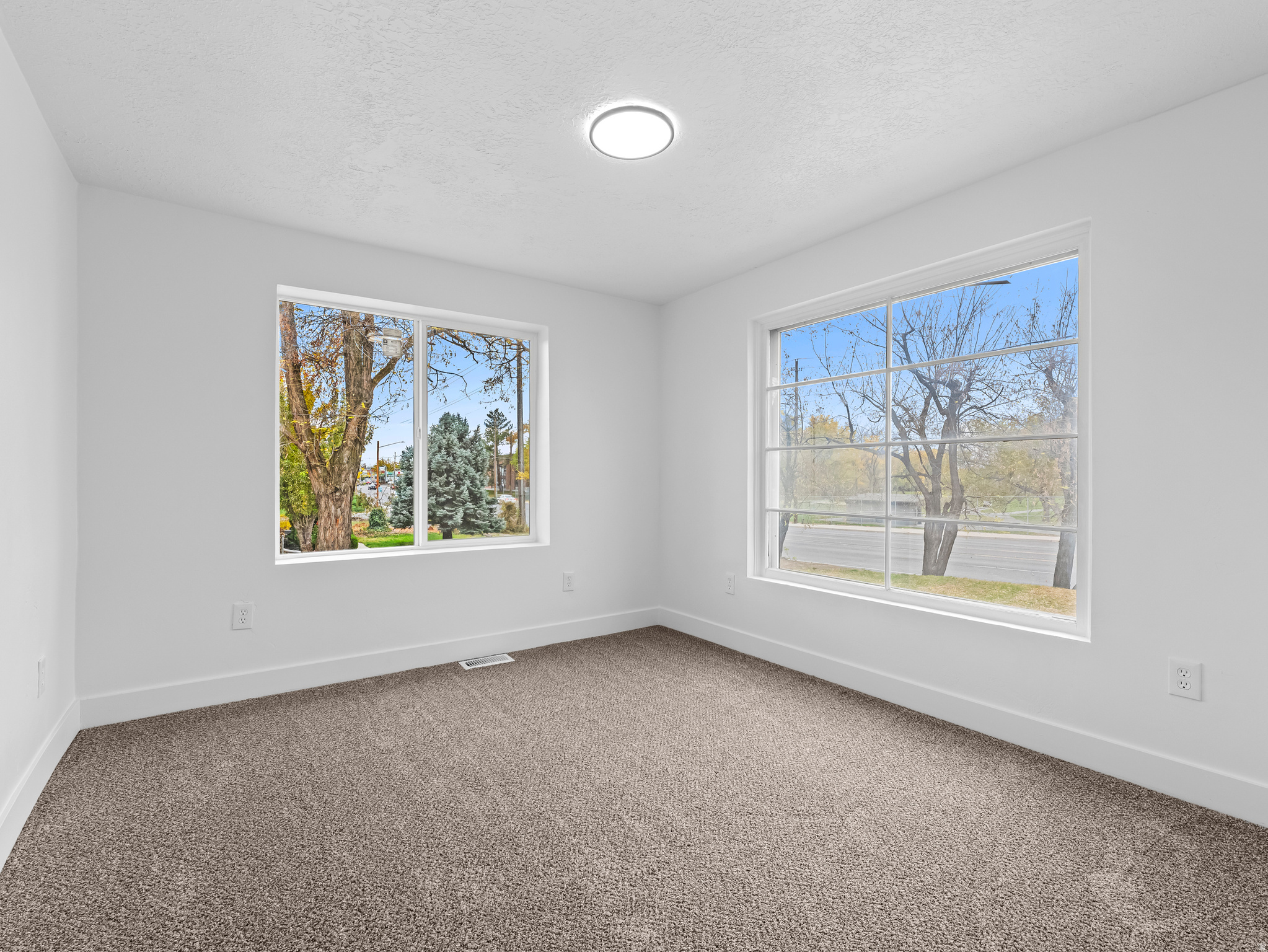 Murray, Utah, 84117, United States, 6 Bedrooms Bedrooms, ,2 BathroomsBathrooms,Residential,For Sale,1989540