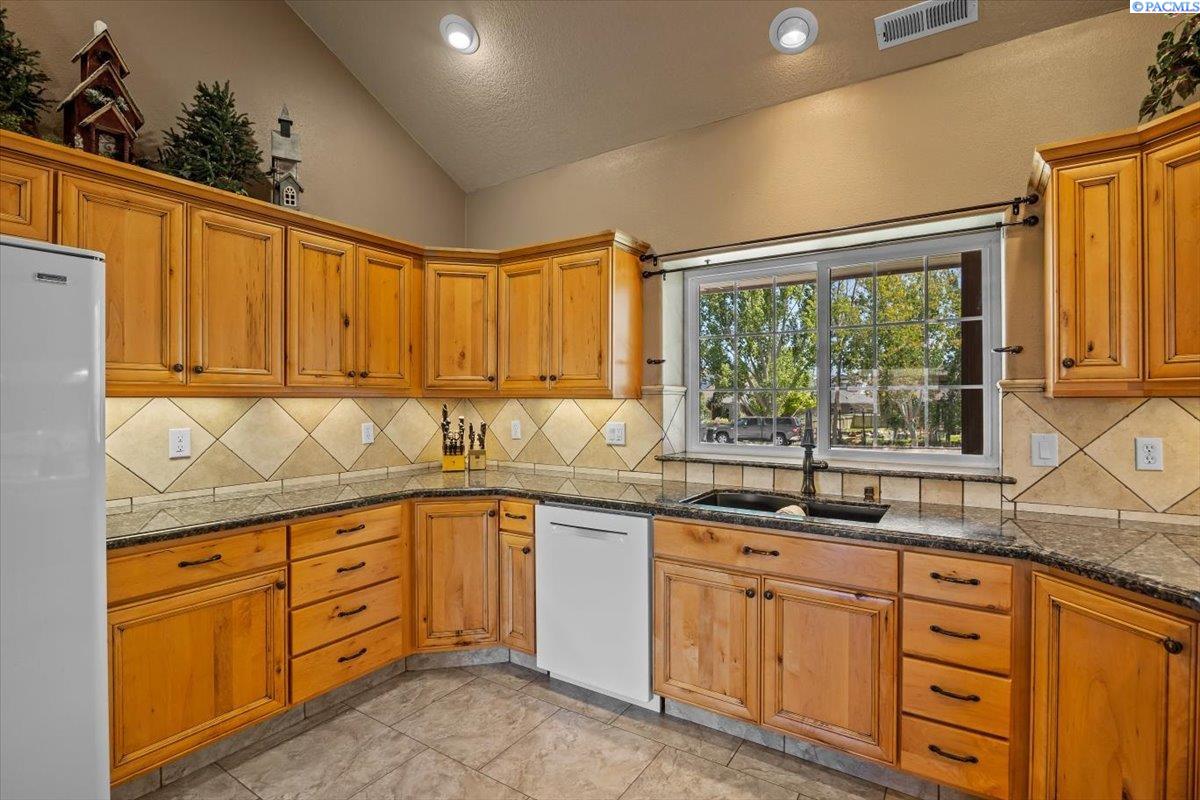 Richland, Washington, 99352, United States, 4 Bedrooms Bedrooms, ,2 BathroomsBathrooms,Residential,For Sale,1992938