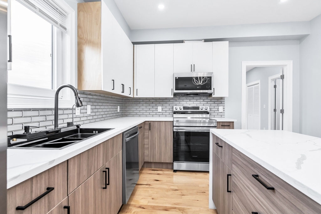 Chelsea, Massachusetts, 02150, United States, 3 Bedrooms Bedrooms, ,2 BathroomsBathrooms,Residential,For Sale,1987382