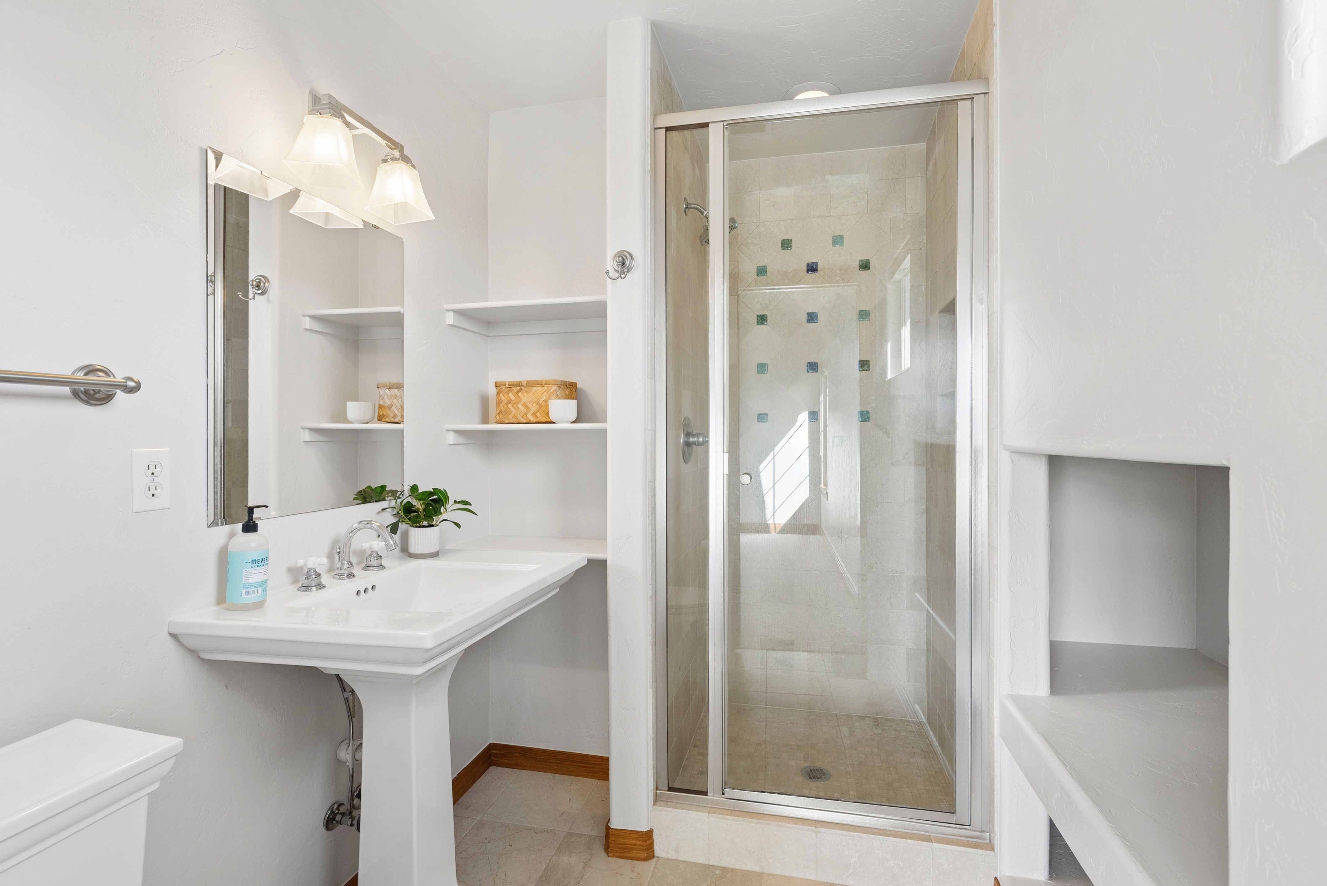  Set high on a hill in The Timbers and backing to open space - 物件實景