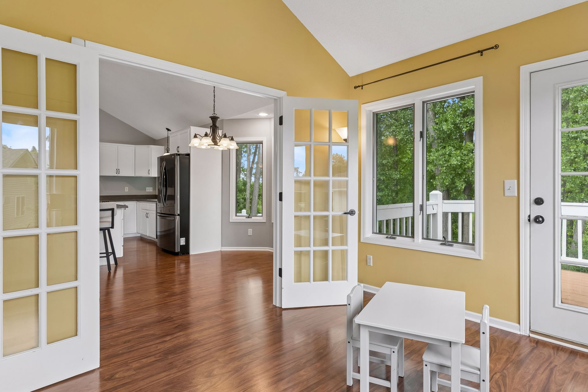  Beautifully Designed Living Near Bald Eagle Lake - 物件實景