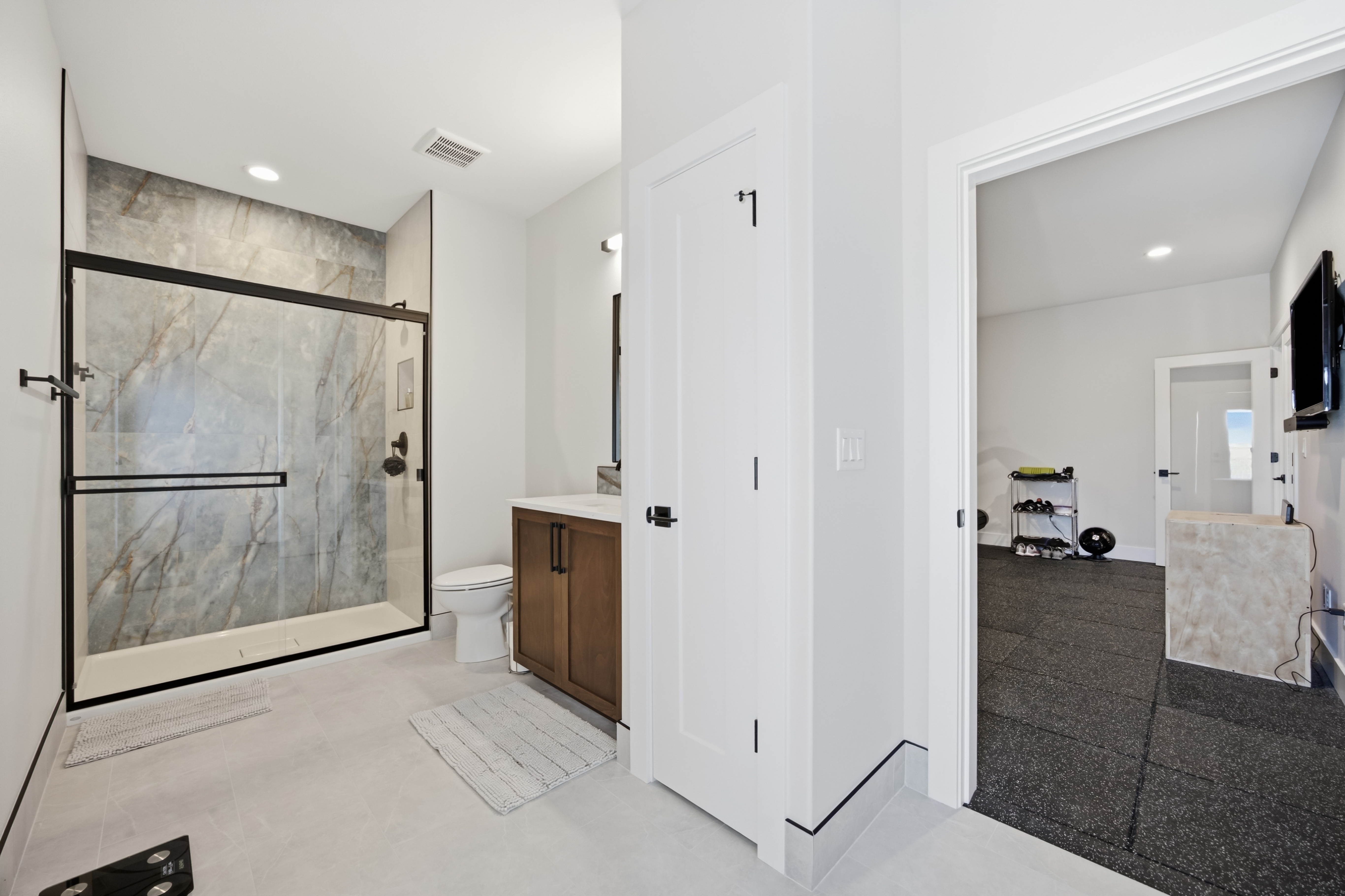  Discover This Stunning Resale Prodigy Homes Aria Basement Model - 物件實景