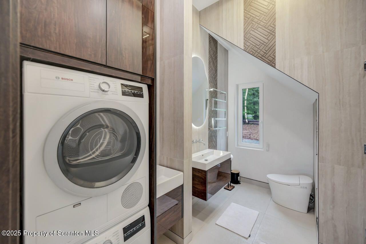 Bear Creek, Pennsylvania, 18602, United States, 4 Bedrooms Bedrooms, ,3 BathroomsBathrooms,Residential,For Sale,2002172