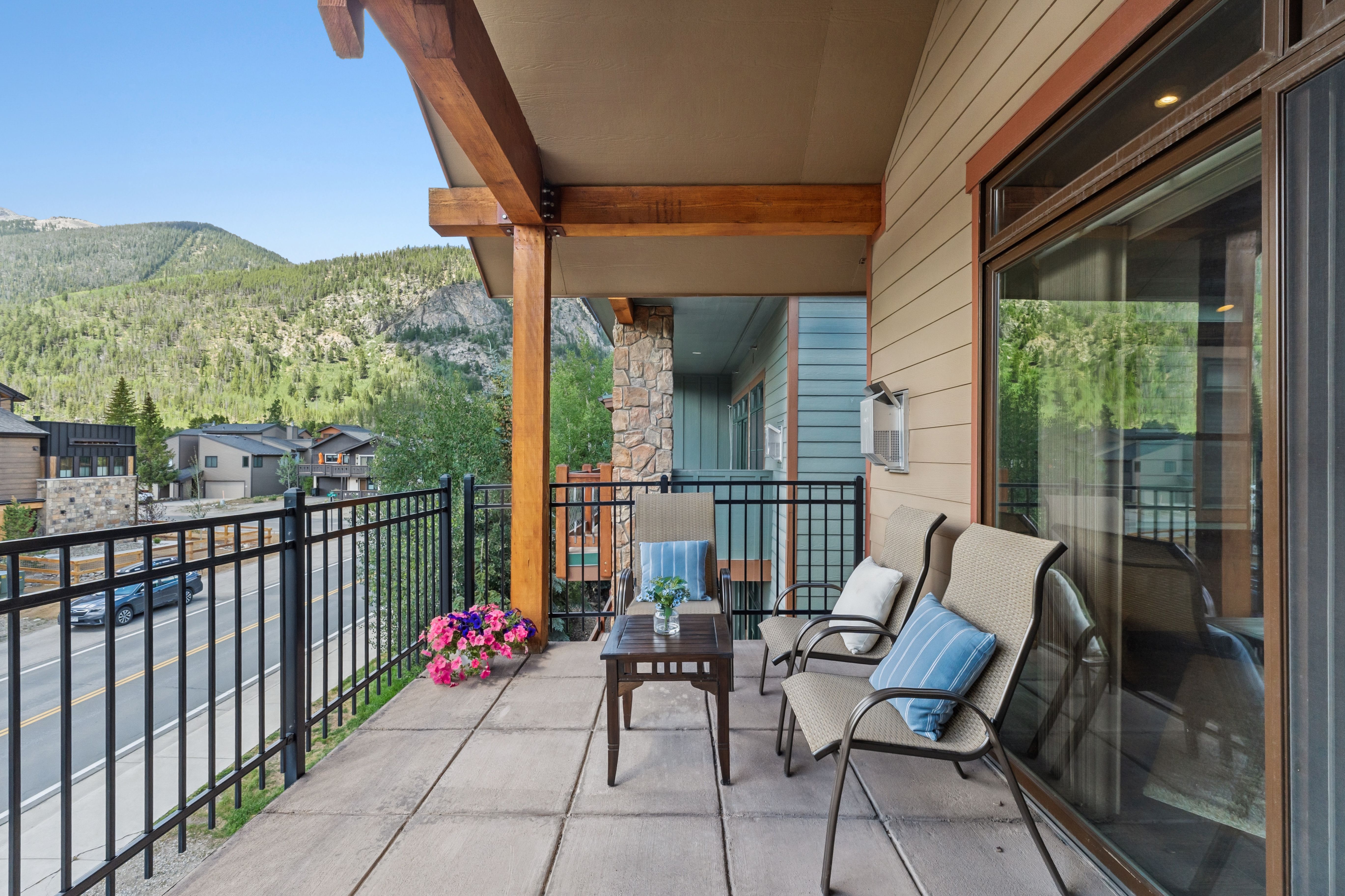  Light-Filled Corner Residence With Views of Mount Royal and Peak One - 物件實景
