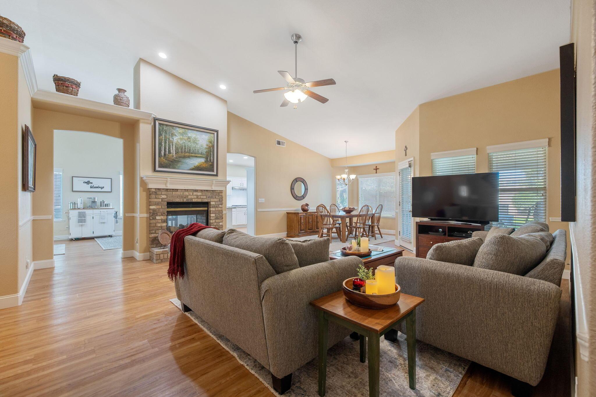 Visalia, California, 93291, United States, 3 Bedrooms Bedrooms, ,2 BathroomsBathrooms,Residential,For Sale,2013807