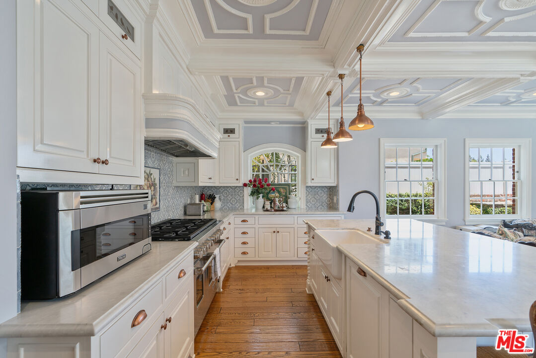 Los Angeles, California, 90004, United States, 6 Bedrooms Bedrooms, ,7 BathroomsBathrooms,Residential,For Sale,1907510