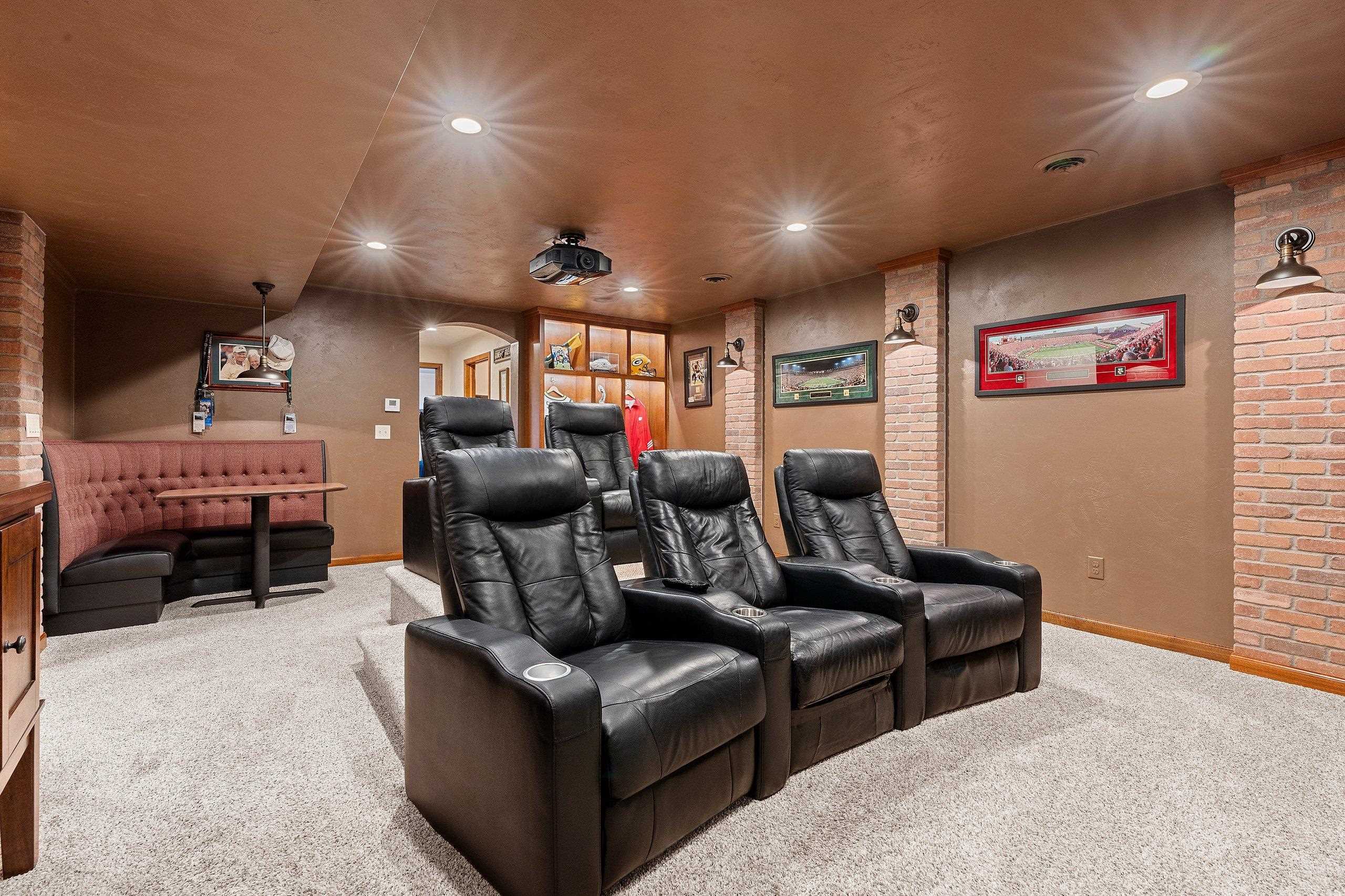 NEENAH, Wisconsin, 54956, United States, 3 Bedrooms Bedrooms, ,3 BathroomsBathrooms,Residential,For Sale,1986561