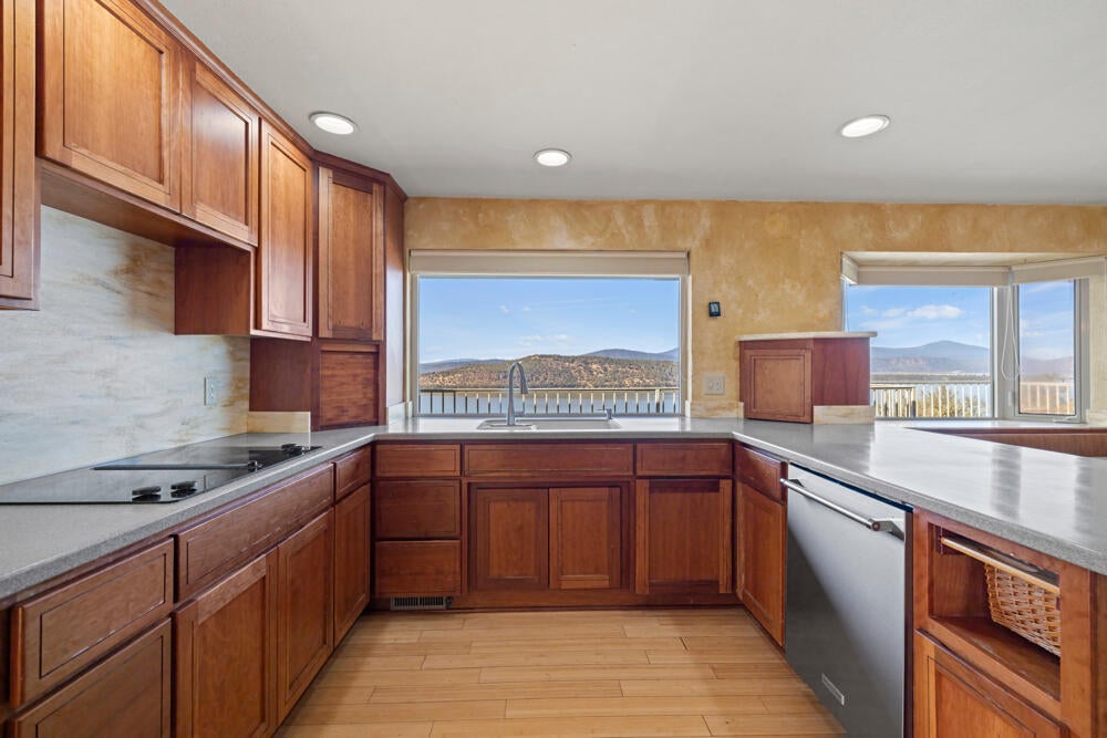 Klamath Falls, Oregon, 97601, United States, 4 Bedrooms Bedrooms, ,4 BathroomsBathrooms,Residential,For Sale,1804036