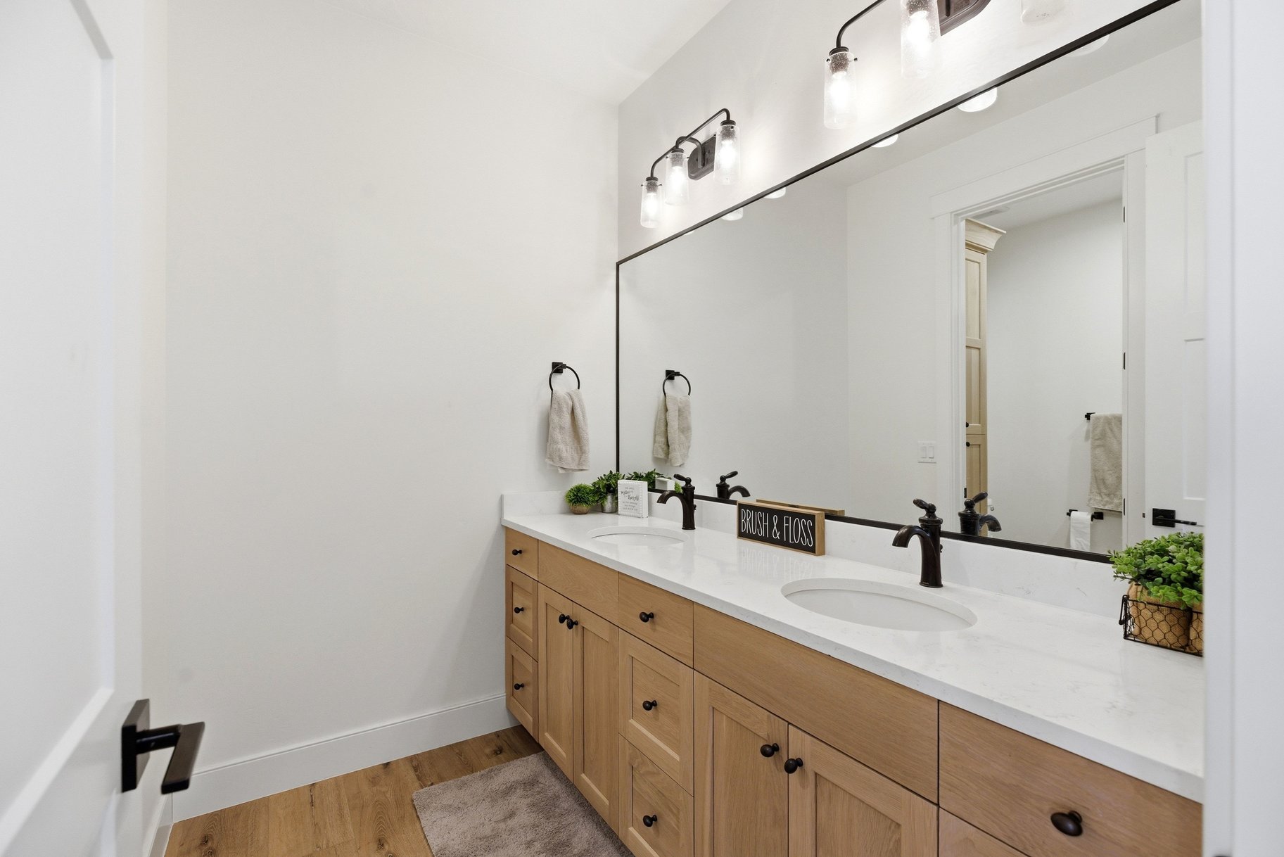  5 Acres • Two Homes In One • Horse Property With Flexible Living Options - 物件實景