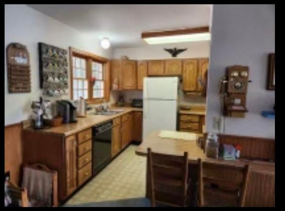 Traverse City, Michigan, 49696, United States, 2 Bedrooms Bedrooms, ,4 BathroomsBathrooms,Residential,For Sale,1712090