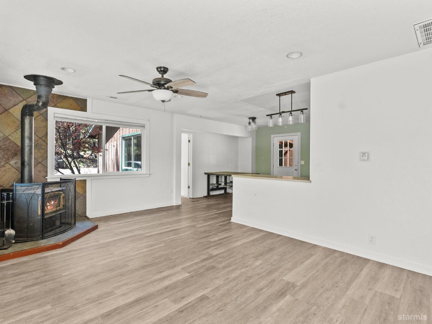 South Lake Tahoe, California, 96150, United States, 3 Bedrooms Bedrooms, ,2 BathroomsBathrooms,Residential,For Sale,1737061