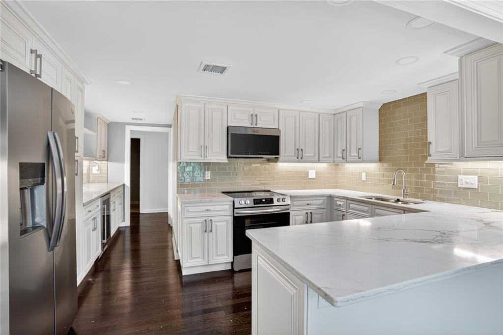 Atlanta, Georgia, 30305, United States, 2 Bedrooms Bedrooms, ,3 BathroomsBathrooms,Residential,For Sale,1947662