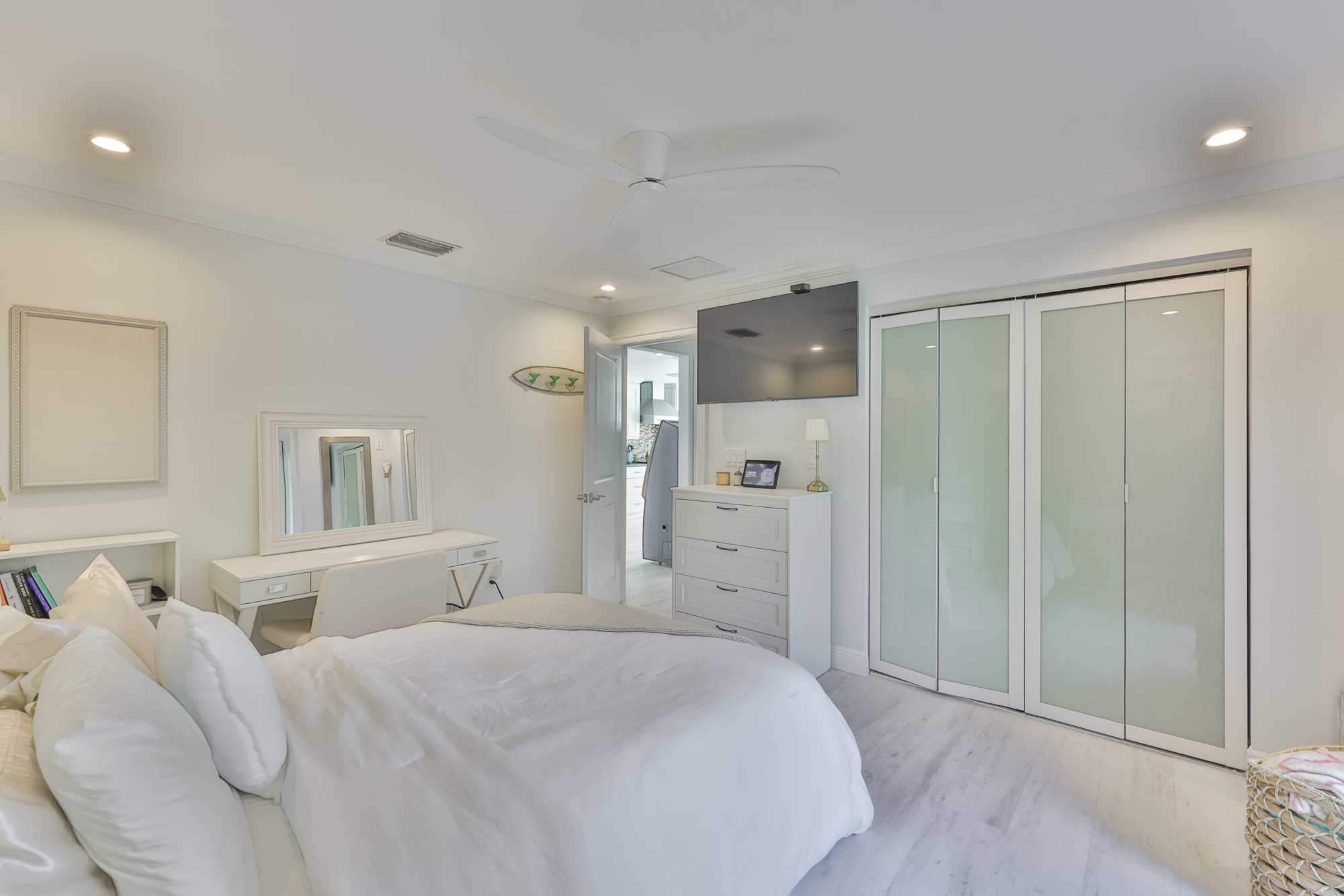 Largo, Florida, 33770, United States, 3 Bedrooms Bedrooms, ,4 BathroomsBathrooms,Residential,For Sale,1982146