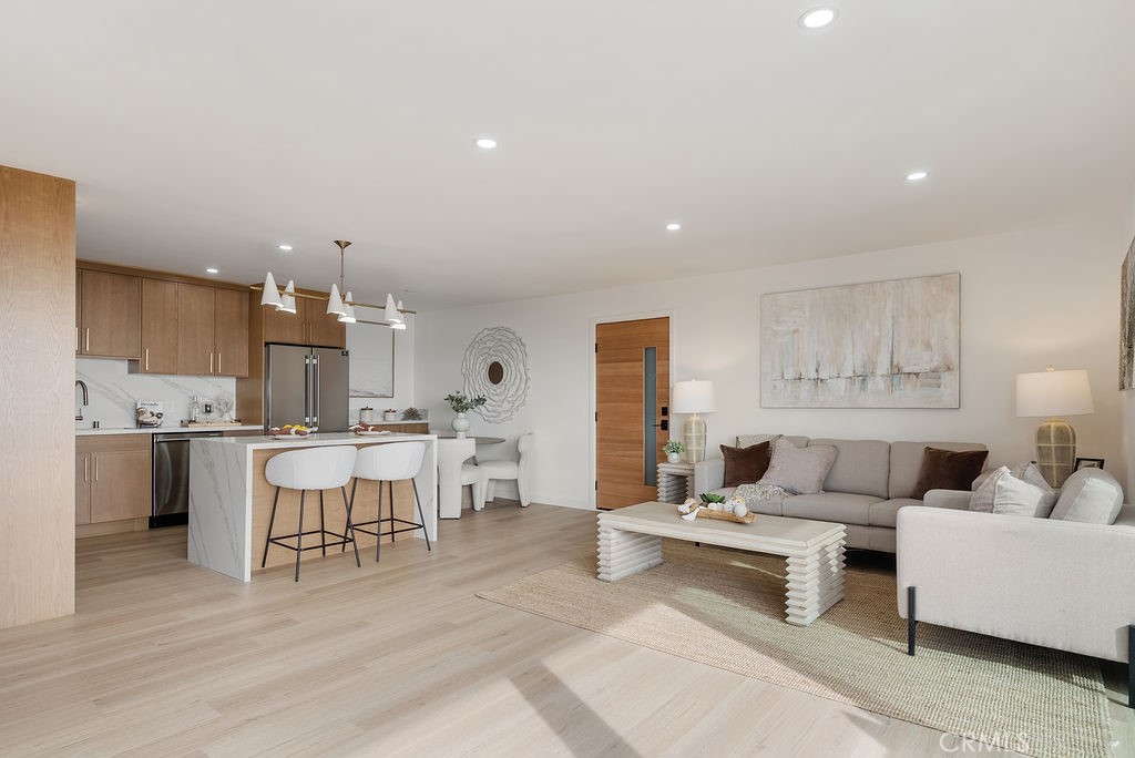 Long Beach, California, 90802, United States, 2 Bedrooms Bedrooms, ,2 BathroomsBathrooms,Residential,For Sale,1994707