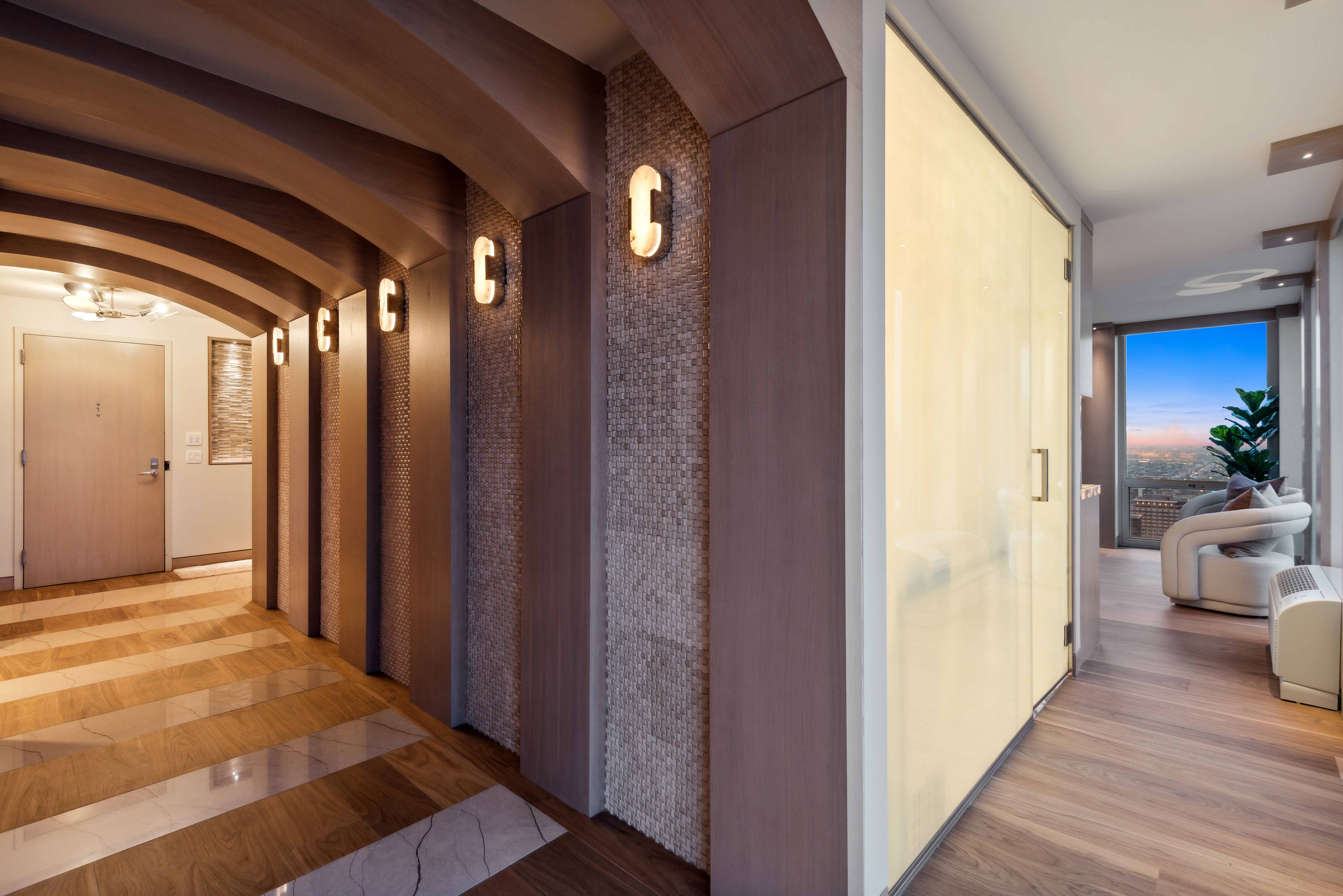  Absolutely Stunning, Penthouse Level Furnished Condo - 物件實景