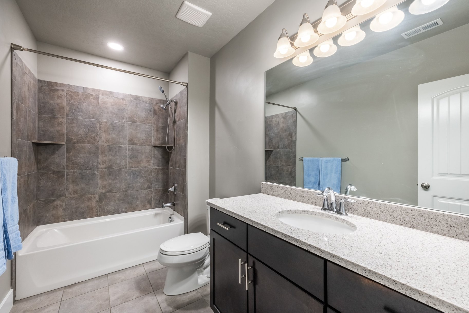 Move-In Ready in Daybreak — Steps from the Lake, Loaded with Custom Upgrades - 物件實景