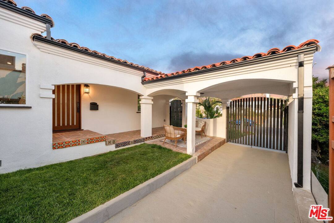 Los Angeles, California, 90019, United States, 4 Bedrooms Bedrooms, ,4 BathroomsBathrooms,Residential,For Sale,1889946