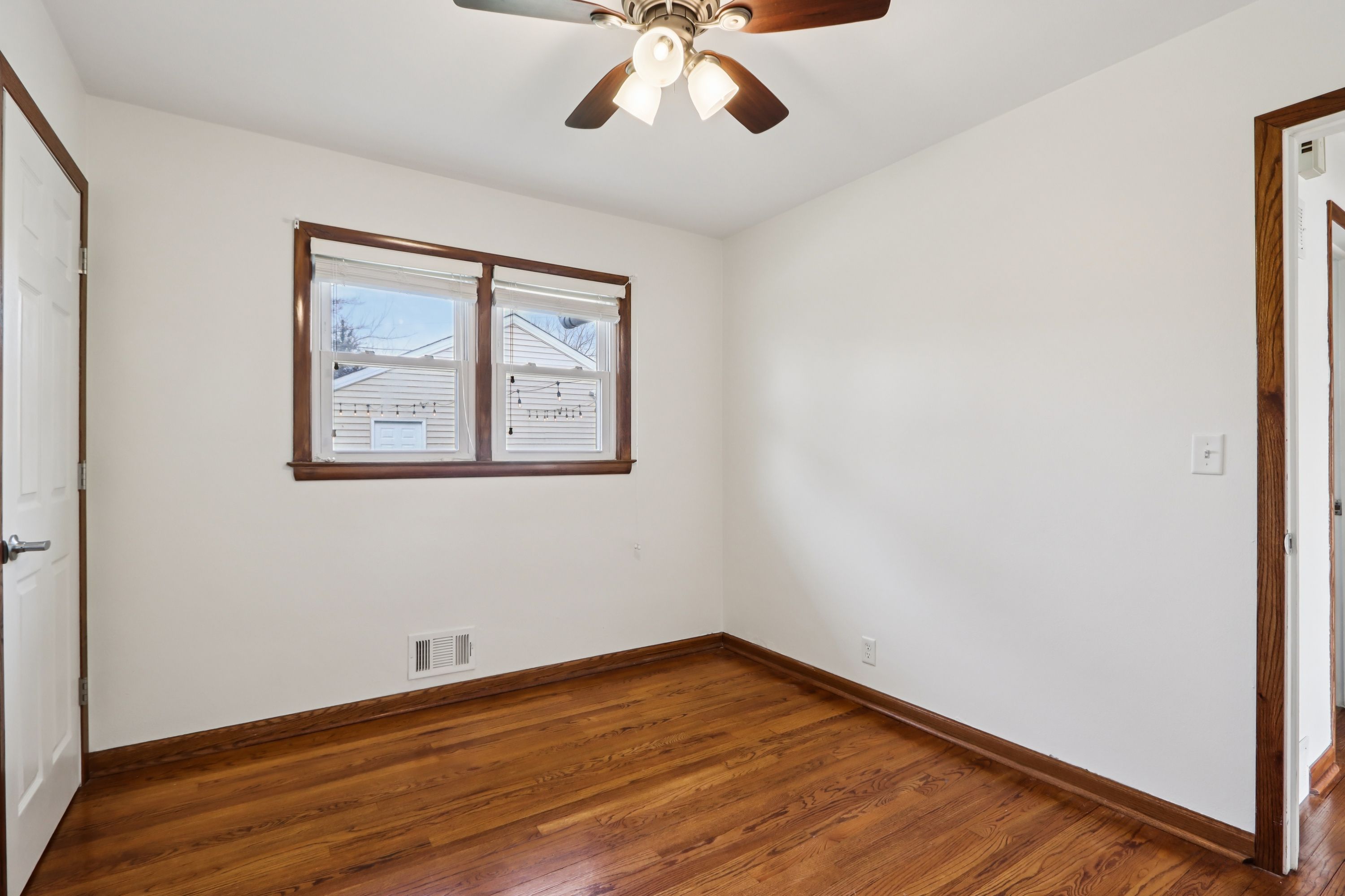  Classic Brick Ranch with an Incredible 3.5+ Car Garage - 物件實景