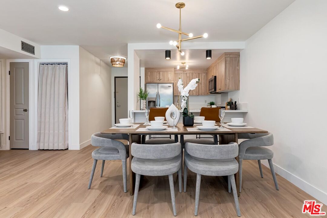 Los Angeles, California, 90025, United States, 2 Bedrooms Bedrooms, ,2 BathroomsBathrooms,Residential,For Sale,2003493