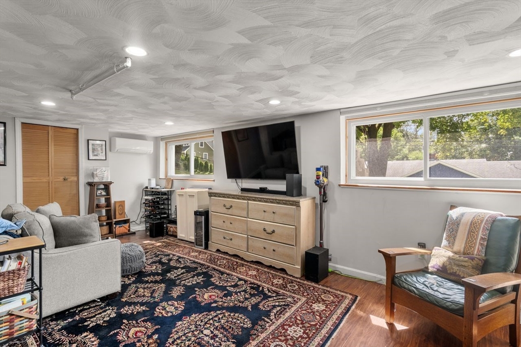 Waltham, Massachusetts, 02453, United States, 3 Bedrooms Bedrooms, ,2 BathroomsBathrooms,Residential,For Sale,1939650