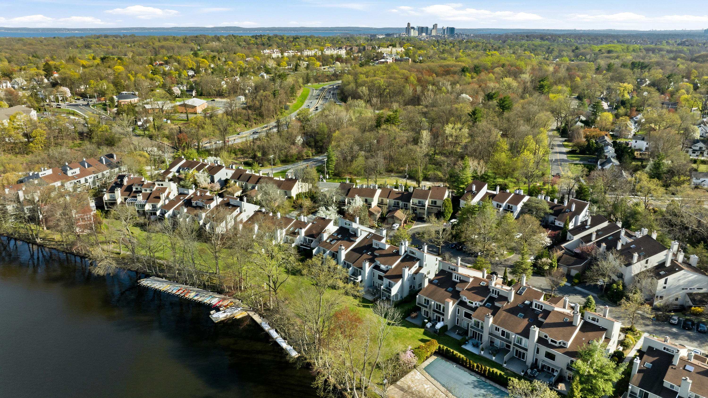  Exclusive Townhouse with Serene Lake Views. - 物件實景