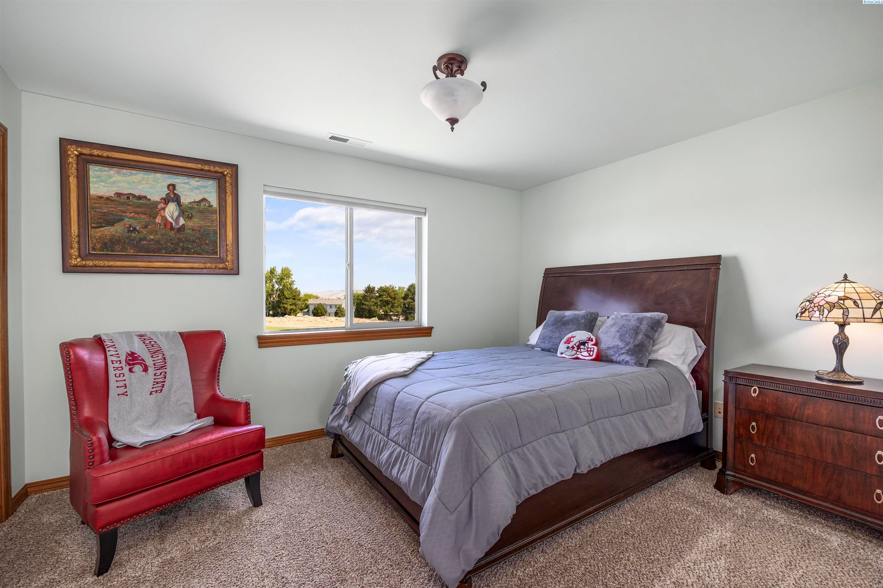 Richland, Washington, 99354, United States, 4 Bedrooms Bedrooms, ,3 BathroomsBathrooms,Residential,For Sale,1980969