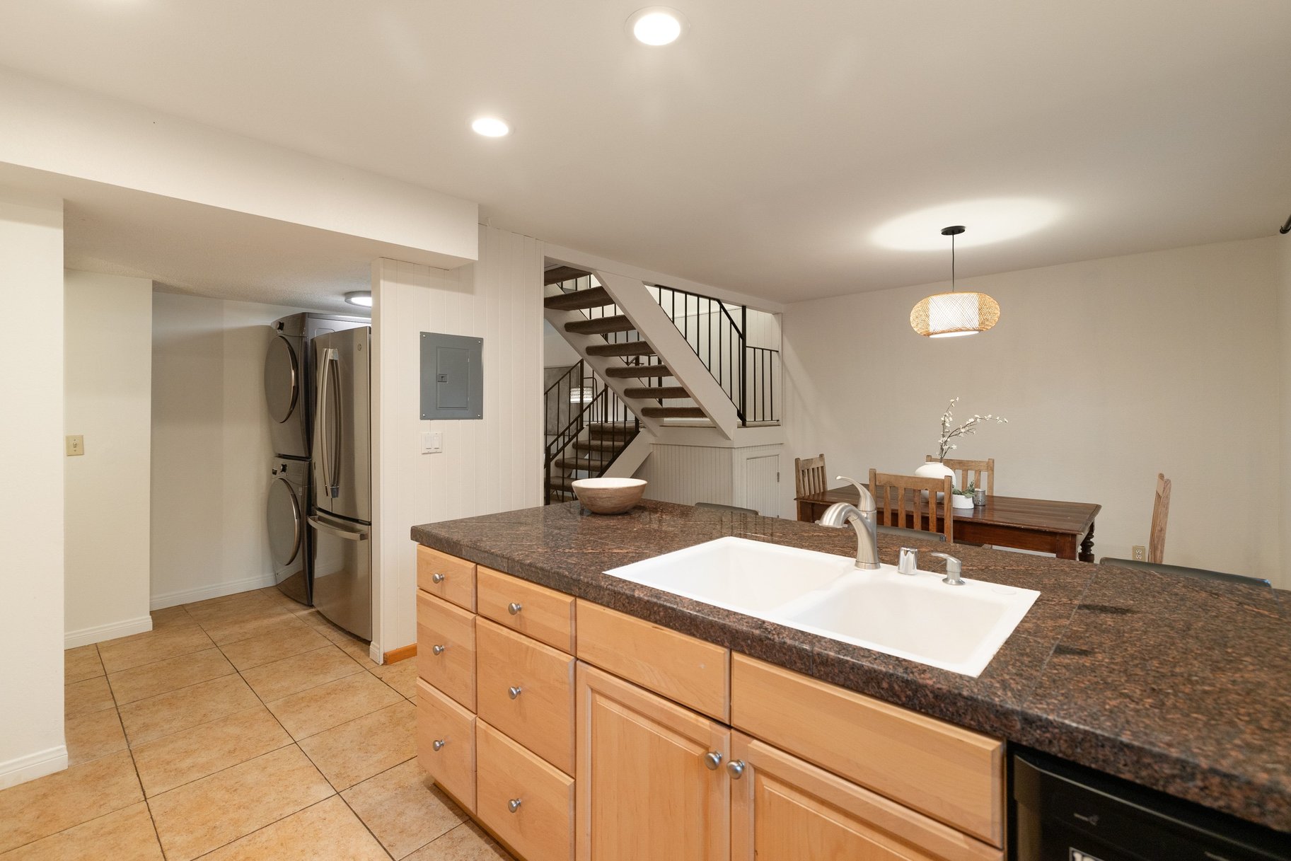  Updated and Well Located Lake Forest Glen Condo - 物件實景