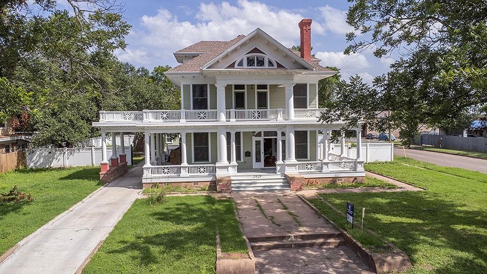 Waco, Texas, 76707, United States, 3 Bedrooms Bedrooms, ,4 BathroomsBathrooms,Residential,For Sale,1897293