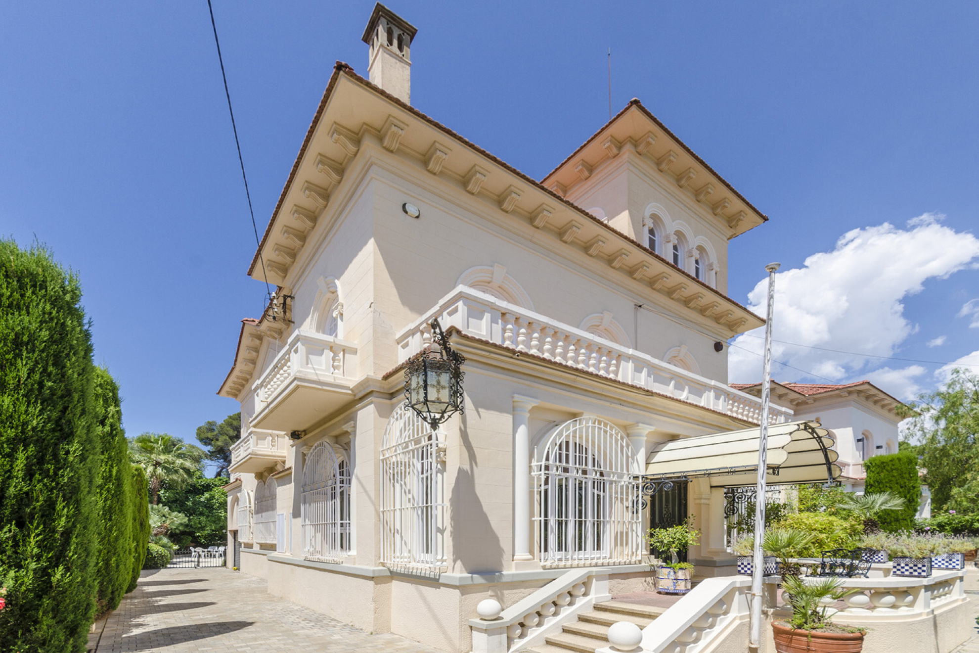  Elegant colonial style villa in Terramar, Sitges, in front of the sea. - 物件實景