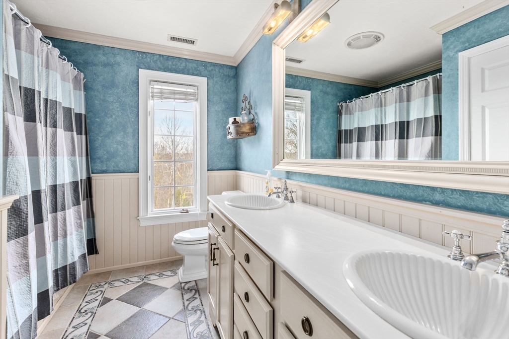 Northbridge, Massachusetts, 01534, United States, 4 Bedrooms Bedrooms, ,4 BathroomsBathrooms,Residential,For Sale,1991368