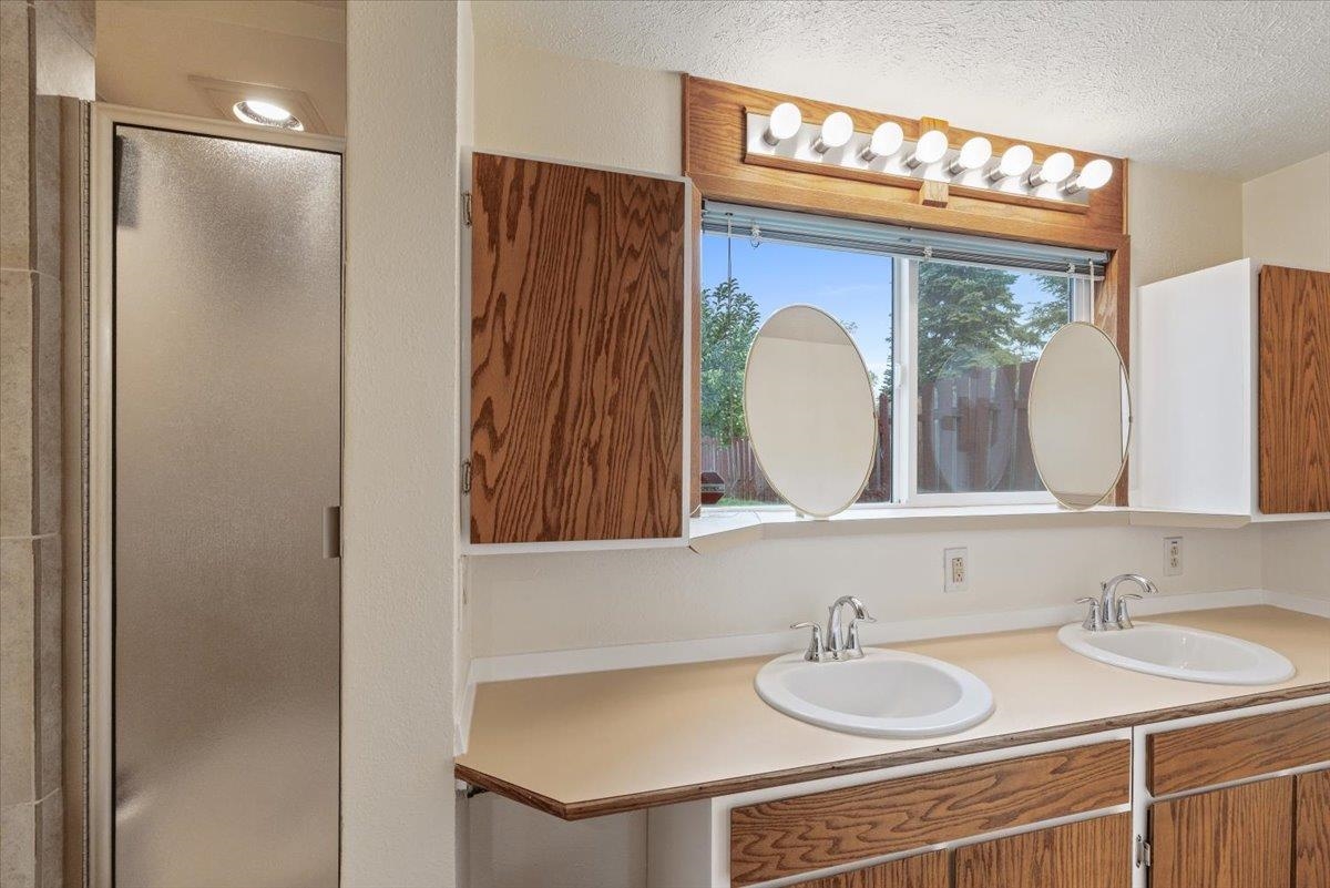 Spokane, Washington, 99223, United States, 4 Bedrooms Bedrooms, ,2 BathroomsBathrooms,Residential,For Sale,1925405