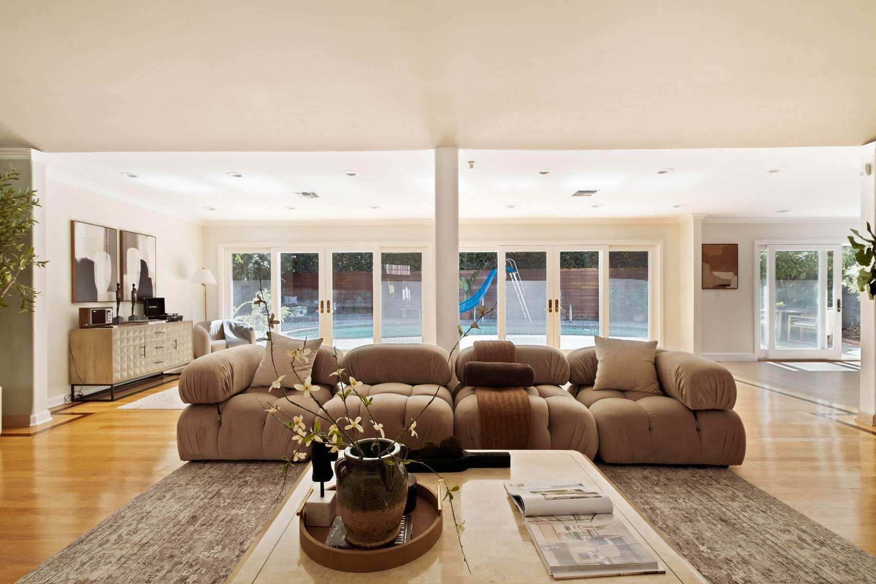  2103  N Hobart Blvd - 物件實景