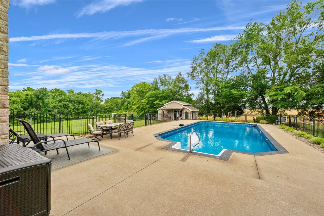 Franklin, Kentucky, 42134, United States, 6 Bedrooms Bedrooms, ,3 BathroomsBathrooms,Residential,For Sale,2002966