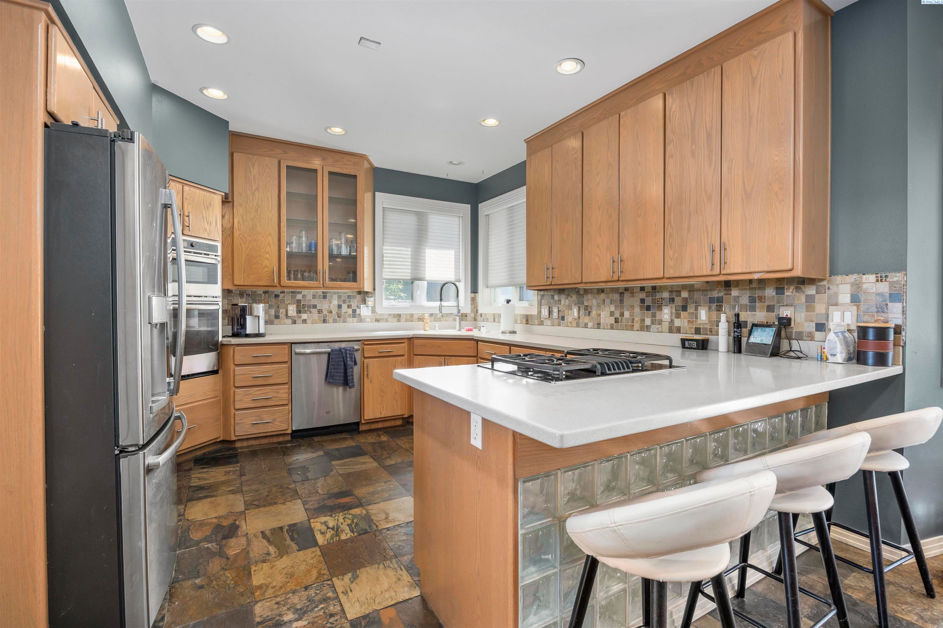 Kennewick, Washington, 99337, United States, 6 Bedrooms Bedrooms, ,4 BathroomsBathrooms,Residential,For Sale,1979182