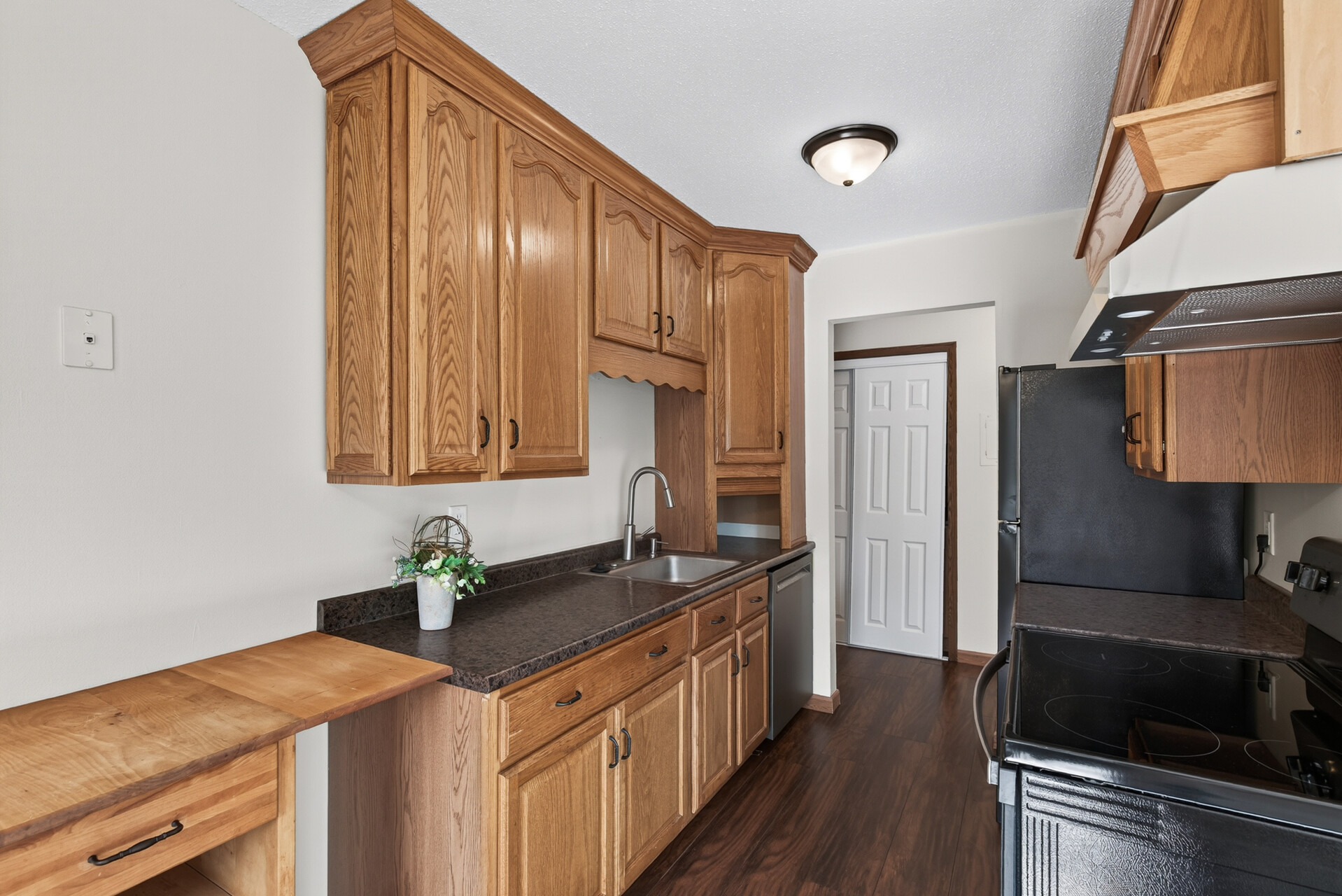  Bright Updated Condo Near Downtown Hopkins - 物件實景