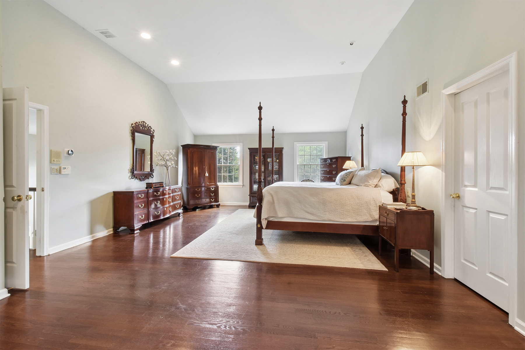  Traditional Colonial Sited Throughfully in a Secluded Neighborhood Setting - 物件實景