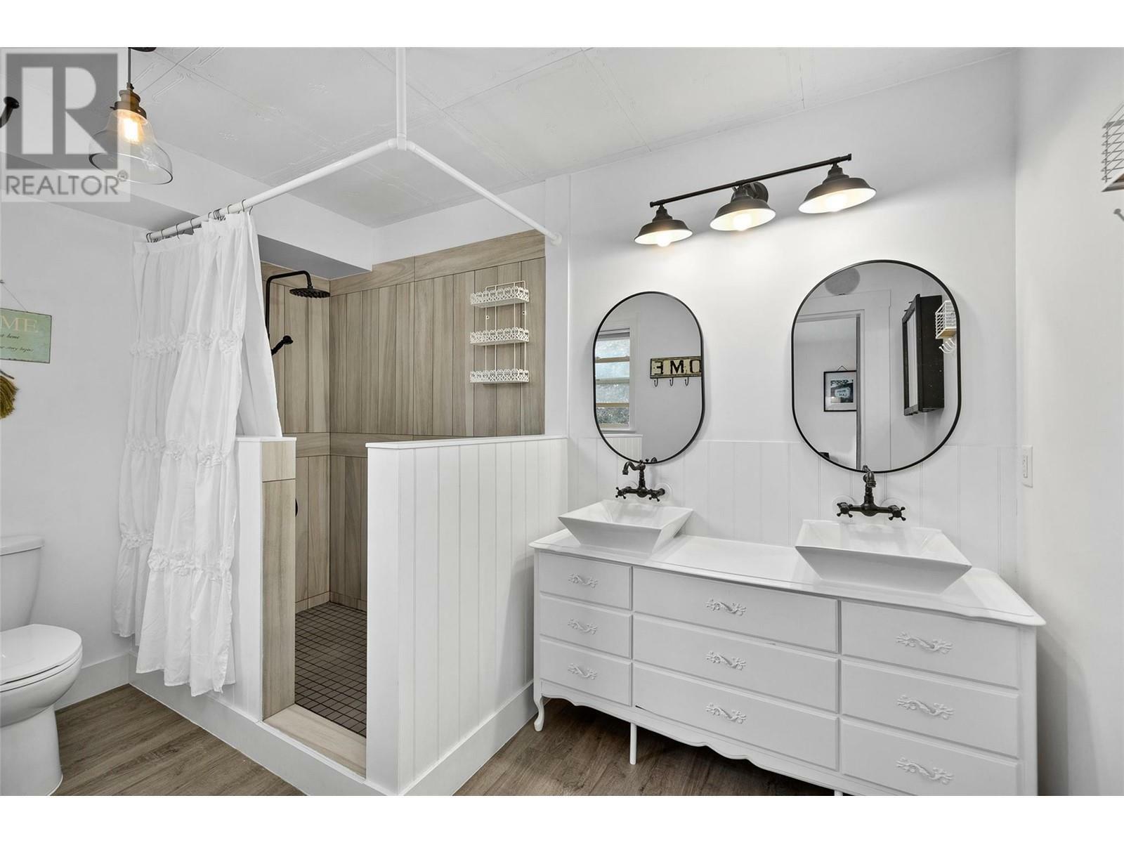 KELOWNA, British Columbia, V1P 1N8, CA, 6 Bedrooms Bedrooms, ,4 BathroomsBathrooms,Residential,For Sale,1837090