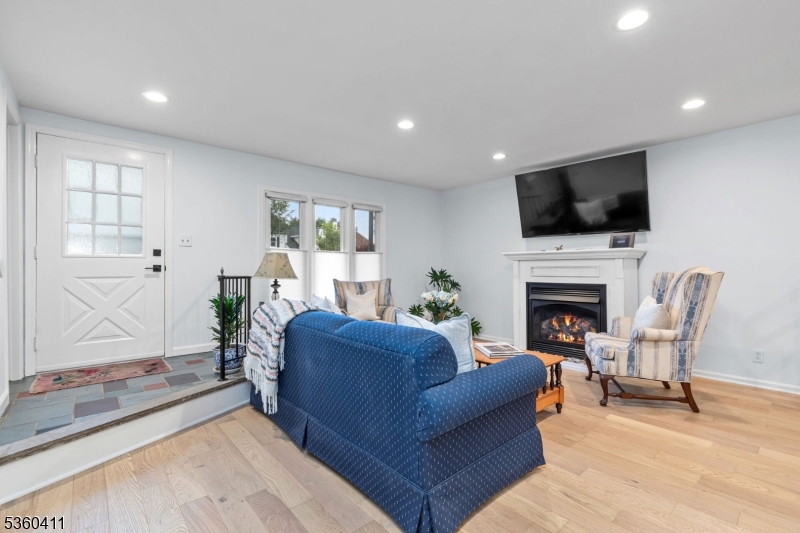 Scotch Plains Twp., New Jersey, 07076, United States, 2 Bedrooms Bedrooms, ,3 BathroomsBathrooms,Residential,For Sale,1999583