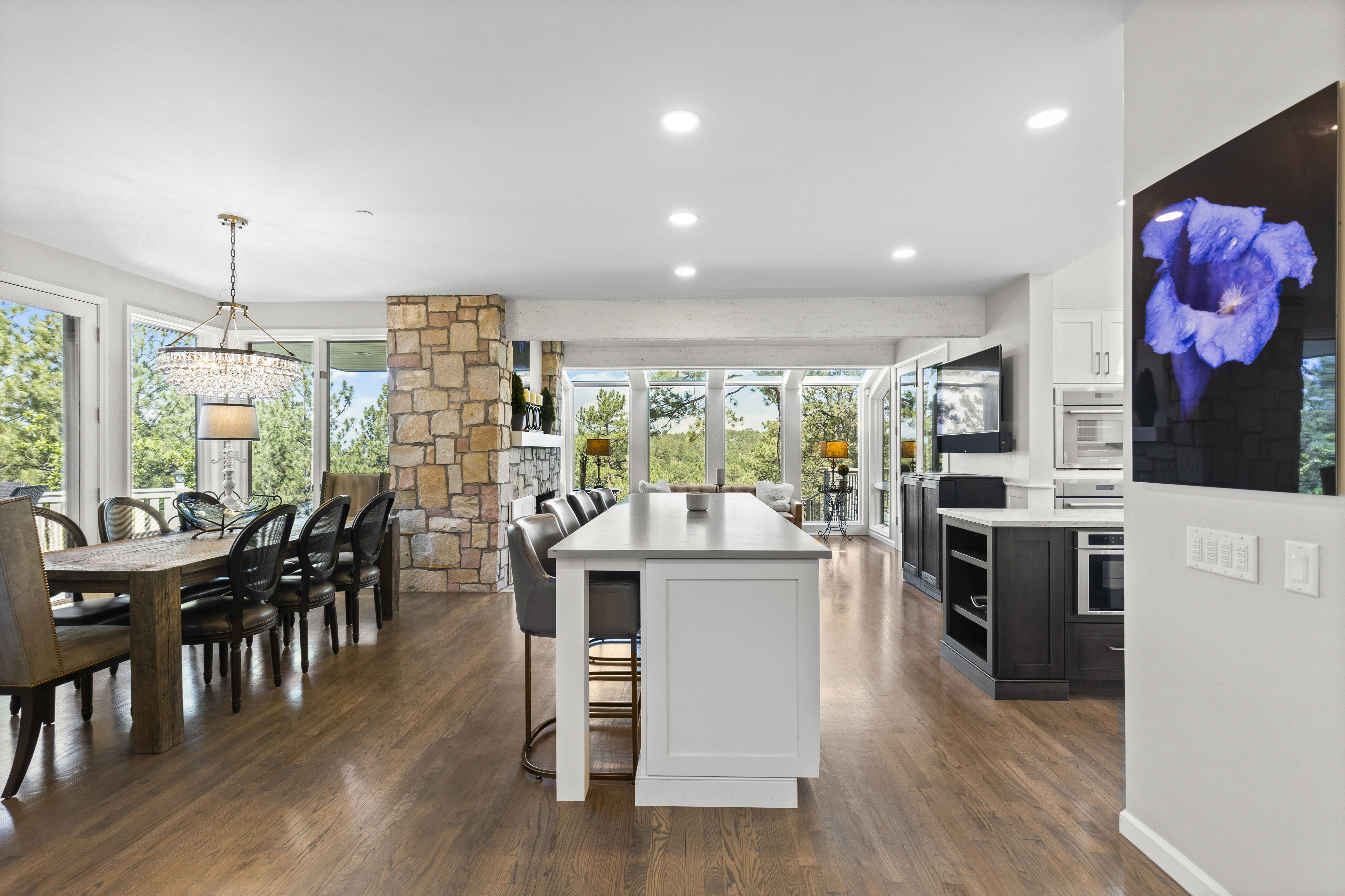  Exquisitely Updated Home - 物件實景