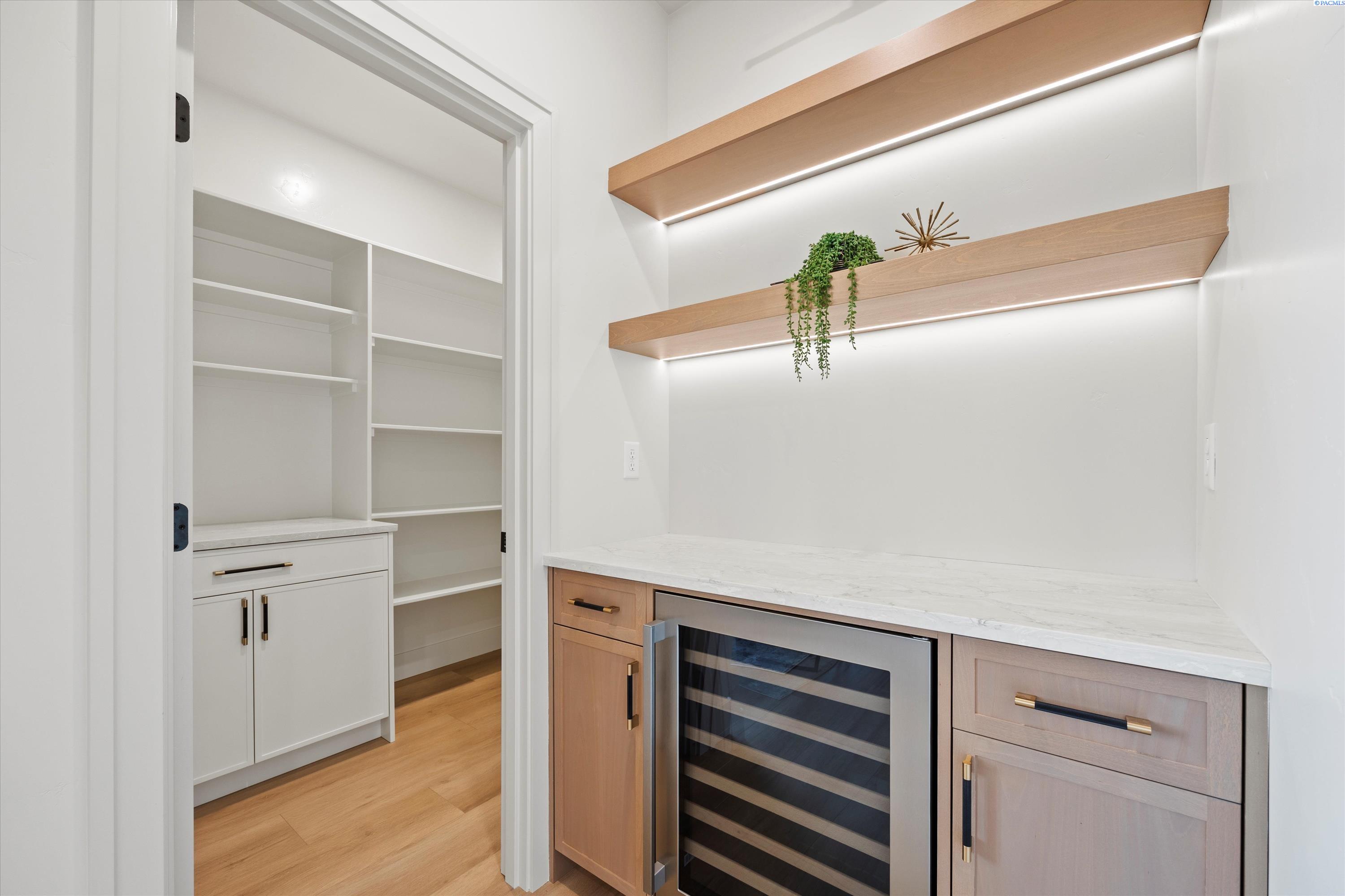 Kennewick, Washington, 99338, United States, 4 Bedrooms Bedrooms, ,4 BathroomsBathrooms,Residential,For Sale,1993366