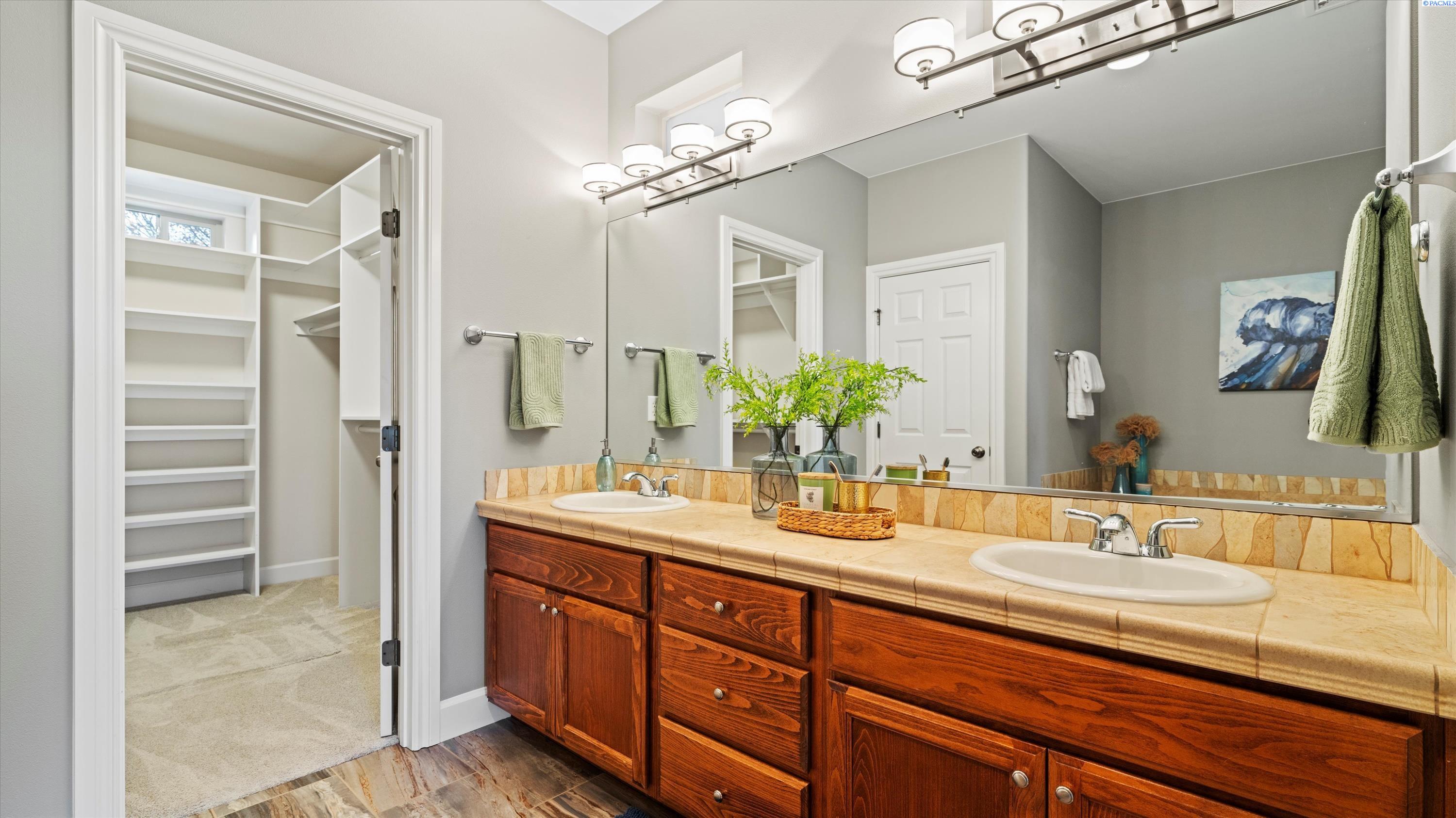 Richland, Washington, 99354, United States, 3 Bedrooms Bedrooms, ,3 BathroomsBathrooms,Residential,For Sale,1997405