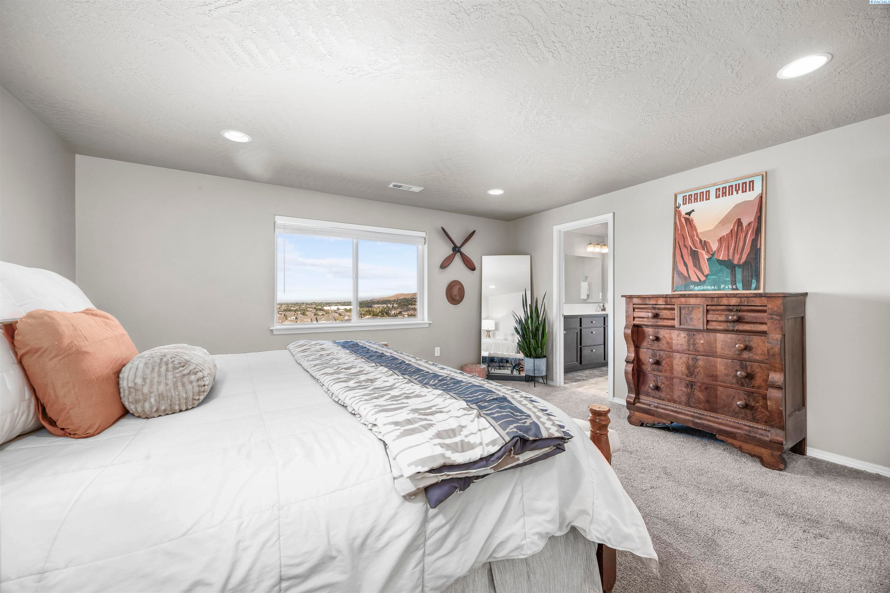 Kennewick, Washington, 99338, United States, 5 Bedrooms Bedrooms, ,3 BathroomsBathrooms,Residential,For Sale,1914232