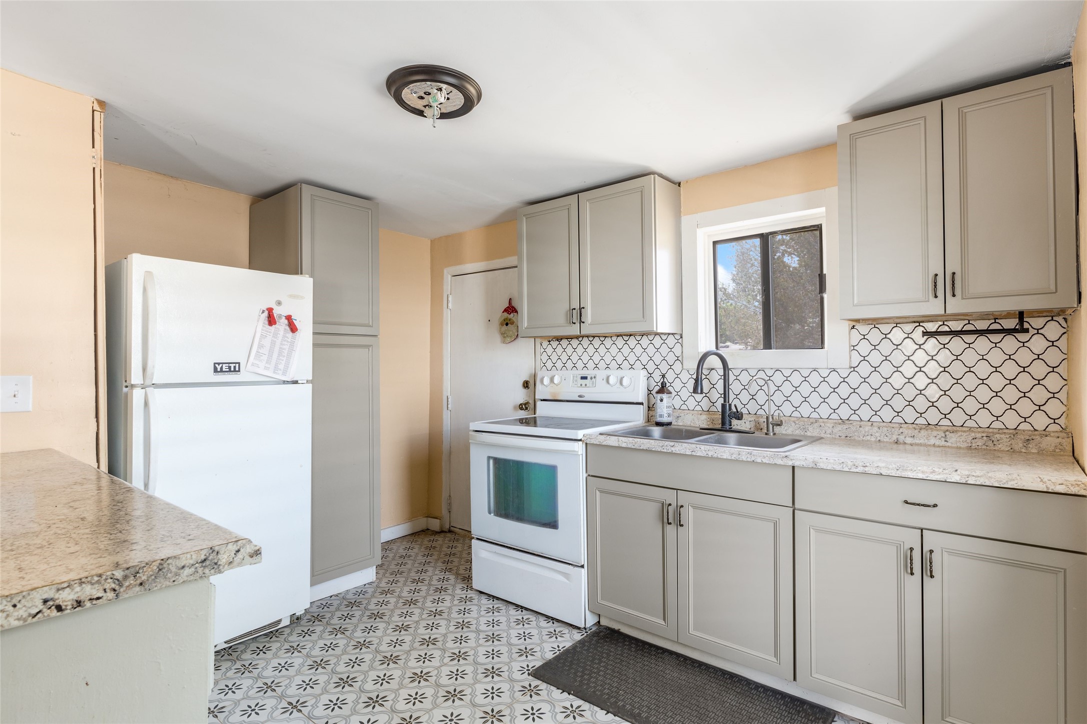  704 Loring Avenue - 物件實景