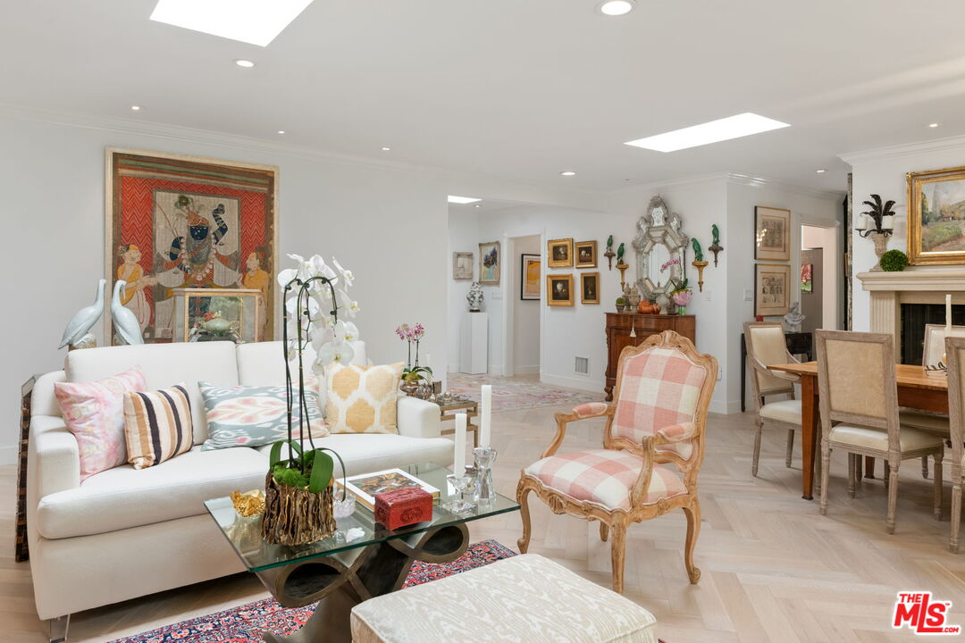 Los Angeles, California, 90049, United States, 4 Bedrooms Bedrooms, ,1 BathroomBathrooms,Residential,For Sale,1991602