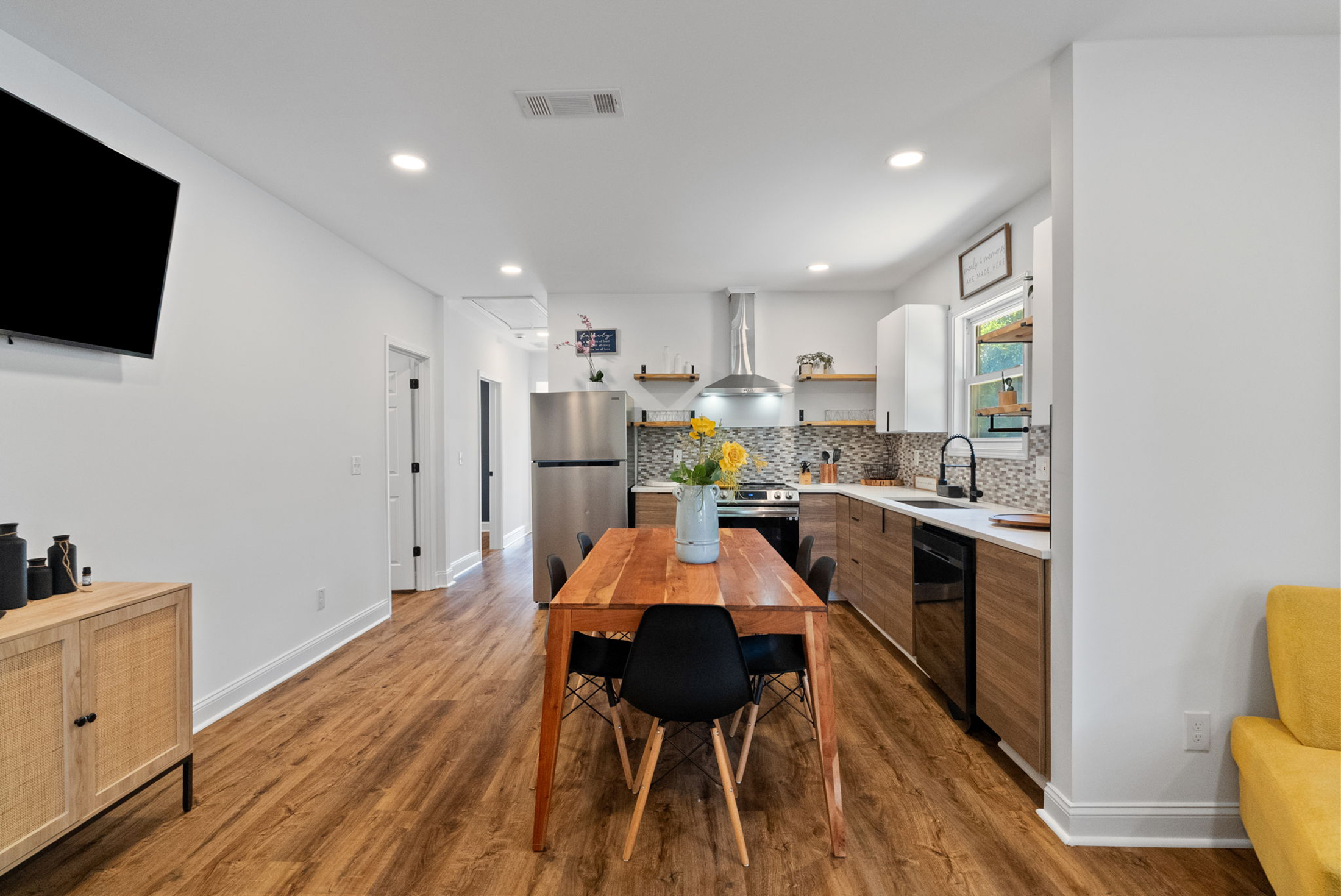  Completely Renovated and Move-In Ready Bungalow - 物件實景