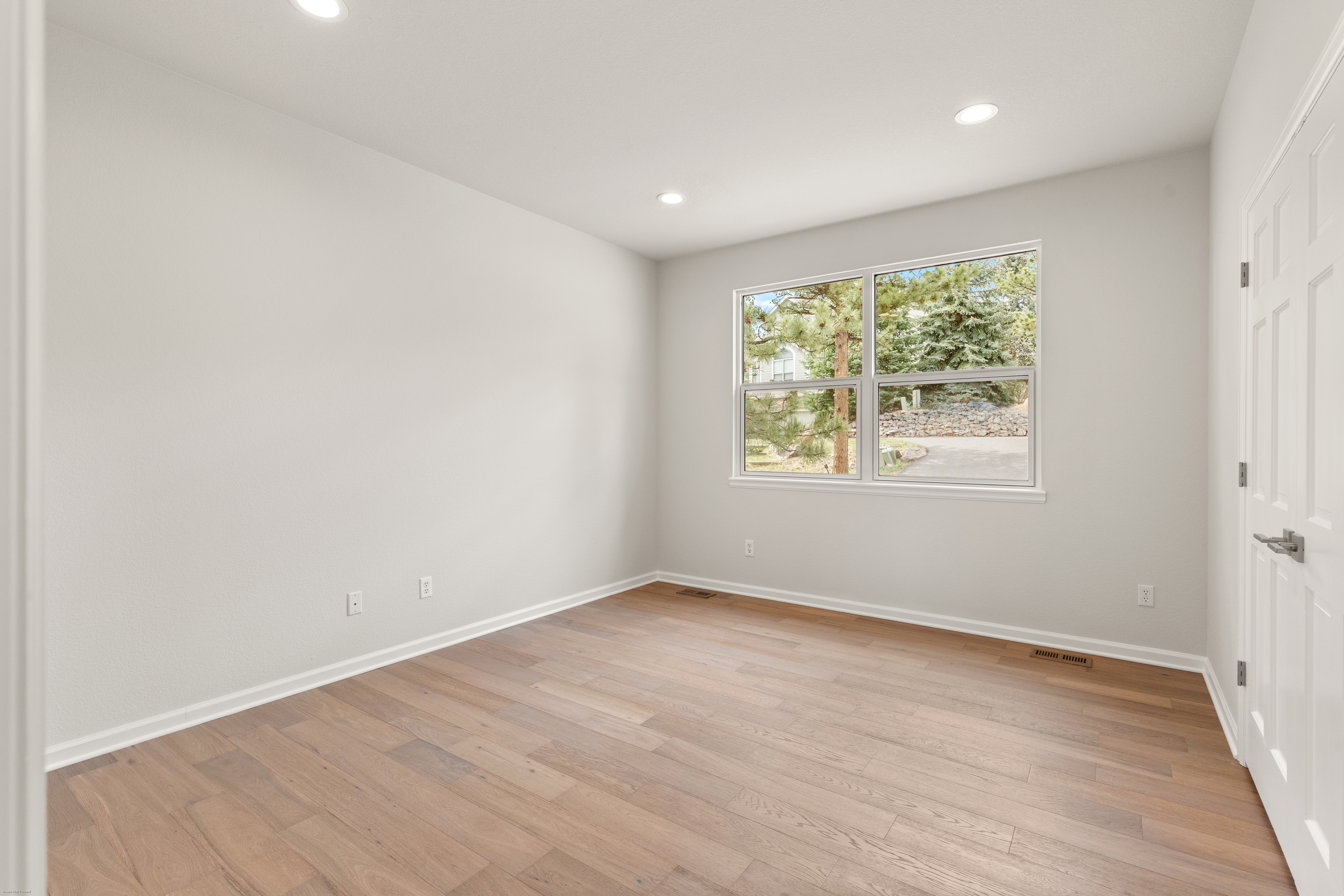  Extensively Renovated Main-Level Living - 物件實景